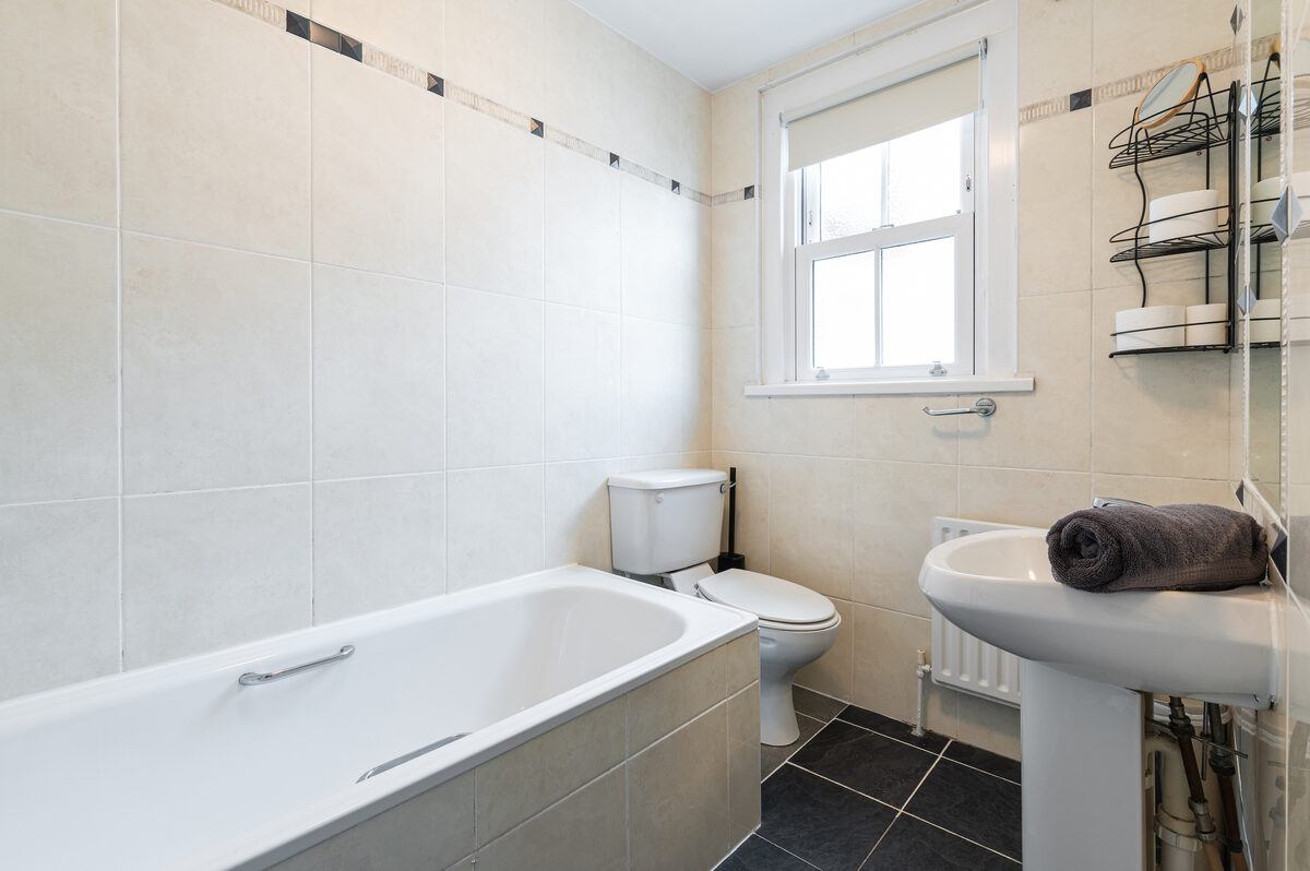 Bathroom with bathtub and fresh towels in EirStay short stay corporate serviced apartment Donnybrook Dublin 4