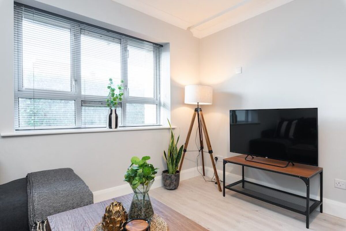 Modern bathroom in EirStay Lombard corporate short stay apartment Grand Canal Dublin 2