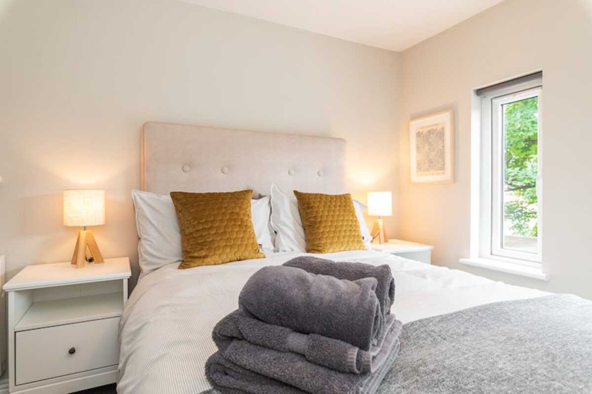 Contemporary bathroom in EirStay corporate short stay apartment Ranelagh Dublin 6