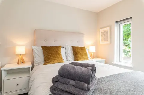 Contemporary bathroom in EirStay corporate short stay apartment Ranelagh Dublin 6