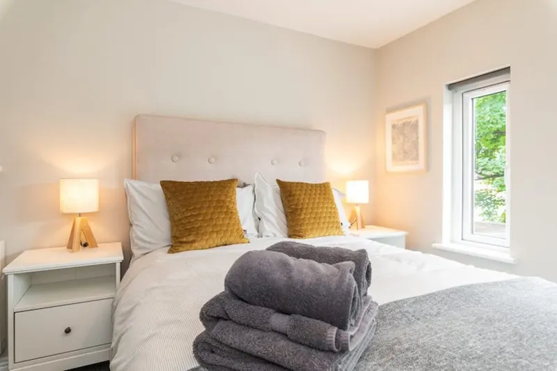 Contemporary bathroom in EirStay corporate short stay apartment Ranelagh Dublin 6