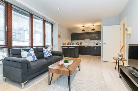 Modern bathroom in EirStay Italian Quarter corporate short stay apartment Dublin 1