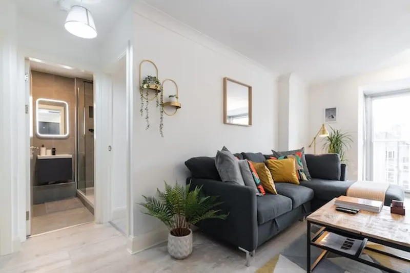 Contemporary bathroom in EirStay Jervis corporate short stay apartment Dublin 1