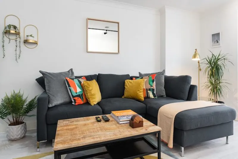 King-size bedroom in EirStay Jervis serviced apartment Dublin 1 short-term rental