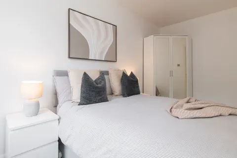 Rathgar apartment double bedroom with mirrored wardrobe
