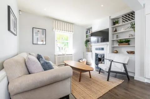 Fully equipped kitchen with dining area in EirStay Sandford Gardens corporate short stay Dublin 8